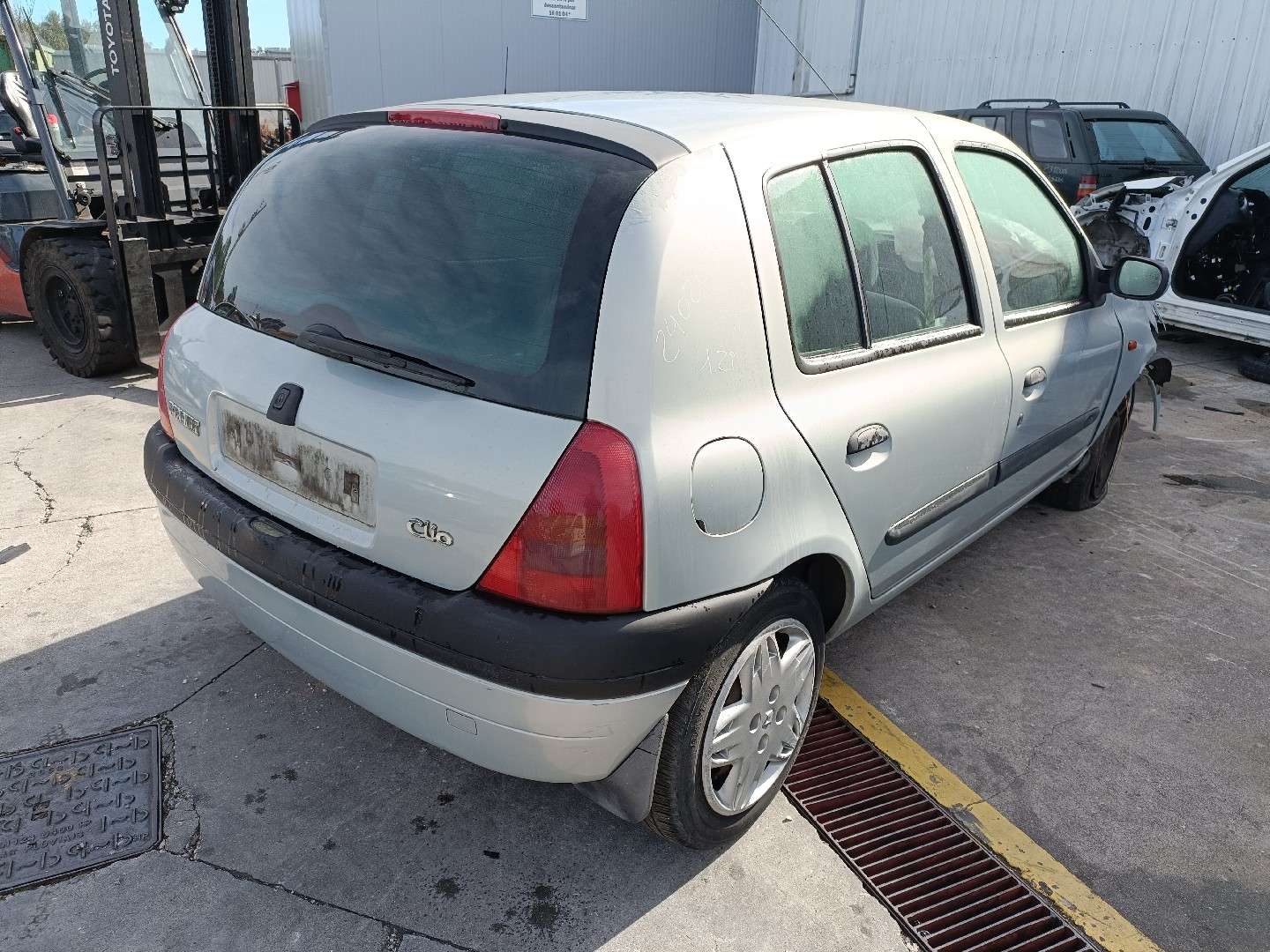 RENAULT CLIO II para Peças Rodapeças