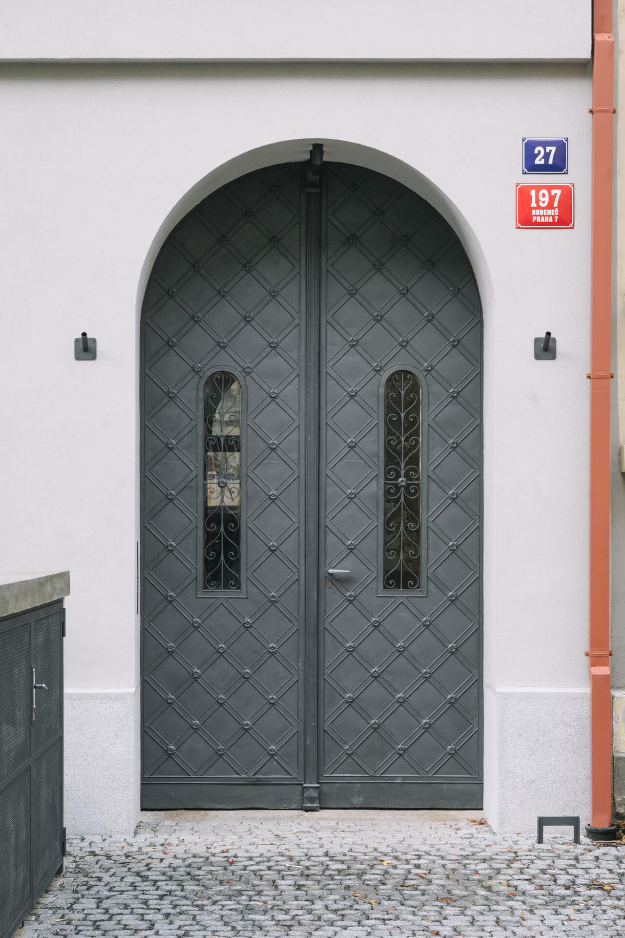 Detail vstupu, dveře, repase