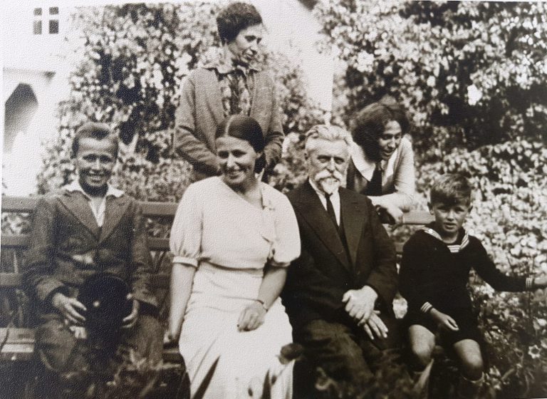 Vaineikių šeima Palangoje prie savo namo (iš kairės ): sėdi sūnus Jurgis, duktė Elena, Liudas Vaineikis, Elenos sūnus Mykolas; stovi: Stasė Vaineikienė, duktė Liuda. Apie 1932 m, J. Čeponienė, Vaineikių šeimos archyvo nuotr.
