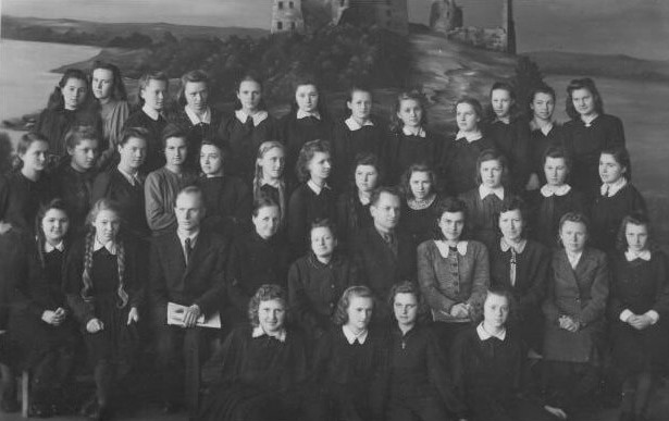 Panevėžio II mergaičių gimnazijos 6 klasė su mokytojais | Panevėžio krašto nuotr.