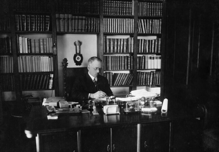 Pasiuntinys Italijoje Jurgis Šaulys darbo kabinete. Roma, 1921–1923 m. | Lietuvos nacionalinio muziejaus nuotr.