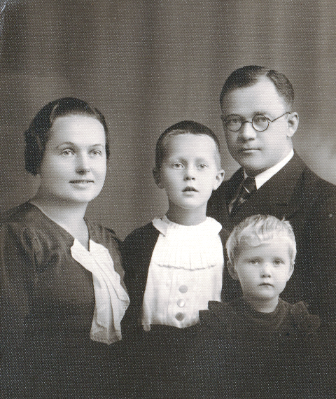 Starkų šeima Elena Starkienė ir Antanas Starkus su savo vaikais Kęstučiu ir Elena | mokslolietuva.lt nuotr.