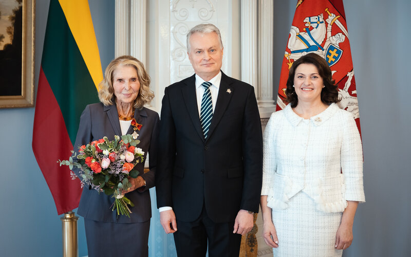 Prezidentas ordino „Už nuopelnus Lietuvai“ Komandoro kryžiumi apdovanoja Juratę Catherine Kazickas | lrp.lt nuotr.