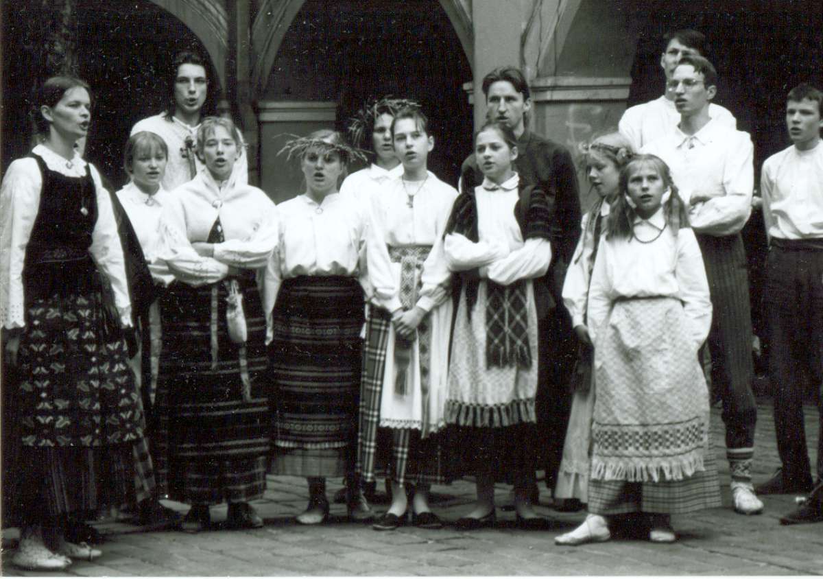 Daiva Vyčinienė (pirmoji iš kairės) su čiurlioniukais. Ankstyvieji „Skamba skamba kankliai“ | Asmeninė nuotrauka.