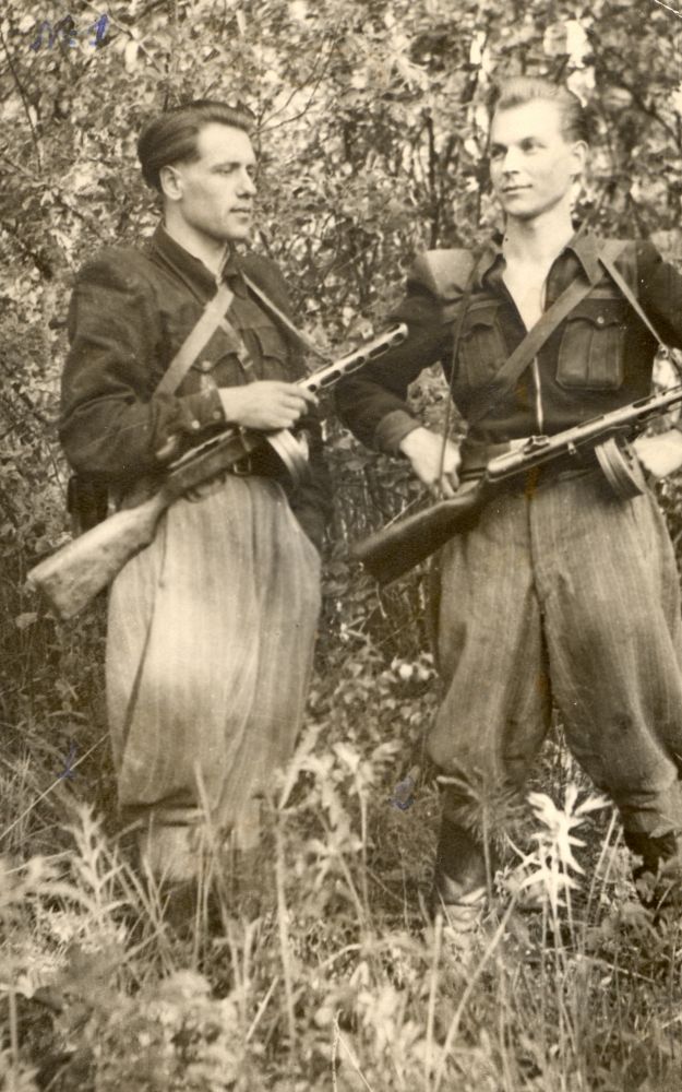 Vytauto apygardos Lokio rinktinės Vyties kuopos partizanai Albinas Dručkus-Sūnus (kairėje) ir Juozpaas Streikus-Stumbras (dešinėje) | genocid.lt nuotr.