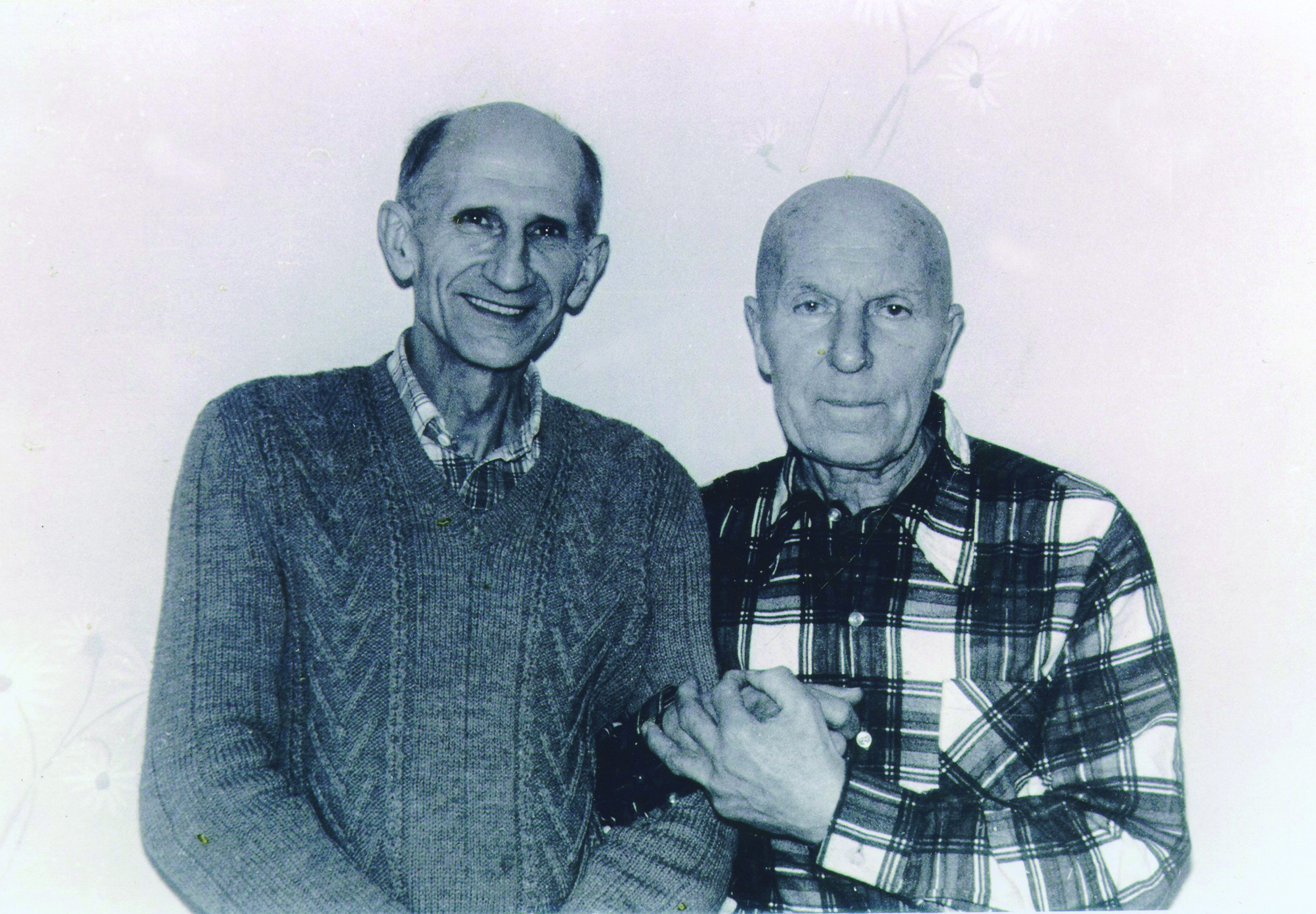 Buvęs politinis kalinys P. Butkevičius (iš kairės) lanko ką tik iš lagerio grįžusį politinį kalinį, legendinį rezistentą Petrą Paulaitį. Kretinga, 1983 m. | Lietuvos ypatingojo archyvo nuotr.