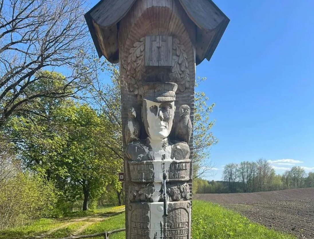 Išniekintas A. Ramanausko-Vanago paminklą Lazdijų rajone, Bielėnų kaime | Seniūnijos nuotr.