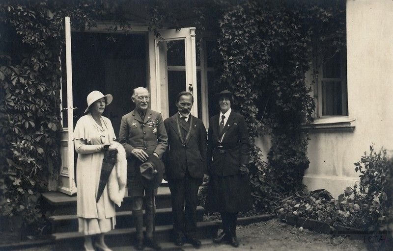 S. Smetonienė, R. Baden Povel, prezidentas A Smetona ir O. Baden Povel prie Baltosios vilos Palangoje 1933 08 17 | Rengėjų nuotr.