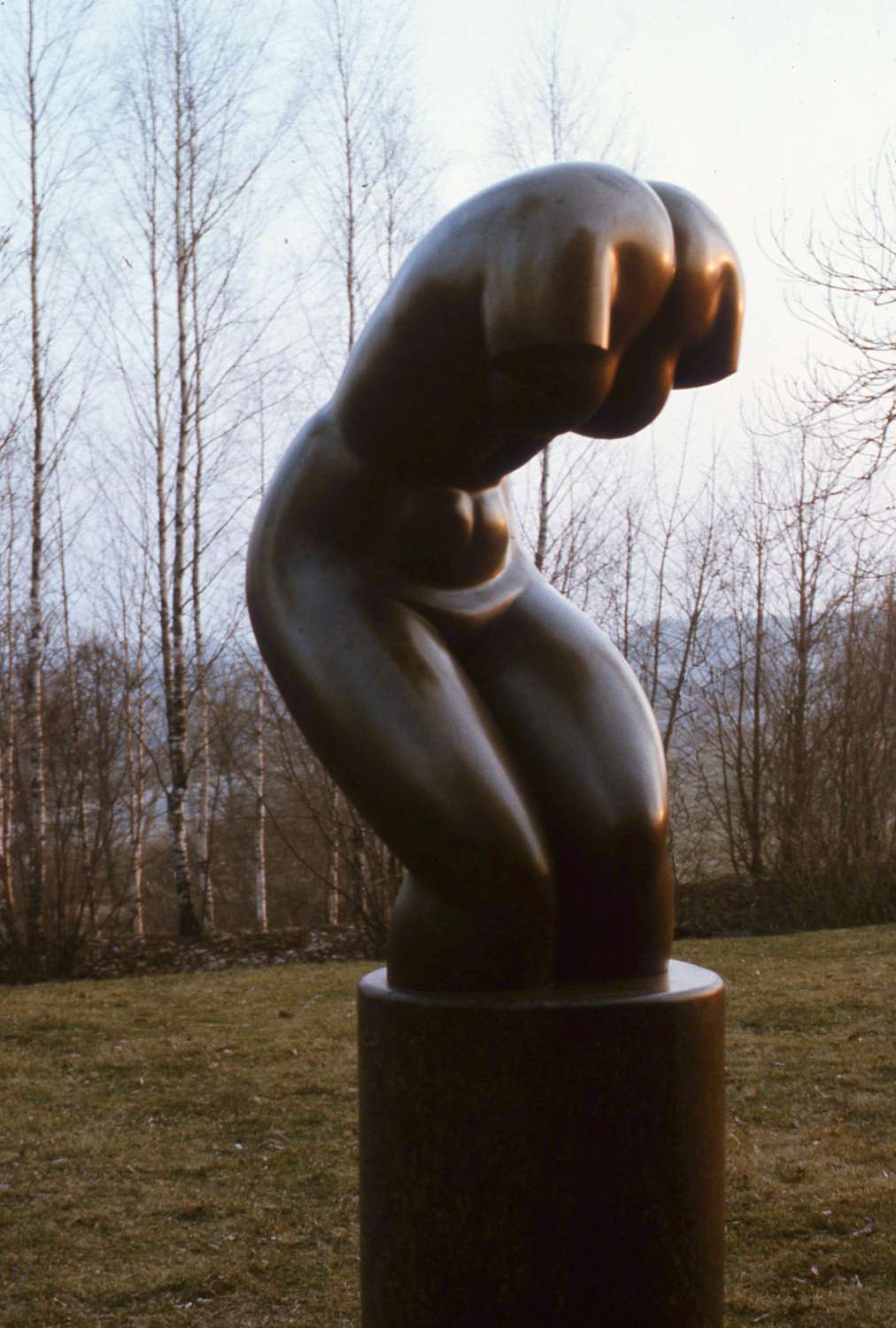 Šalia koplyčios. Skulptūra „Besimaudanti“. 1983 m. | Asmeninio A. Smilingio albumo nuotr.