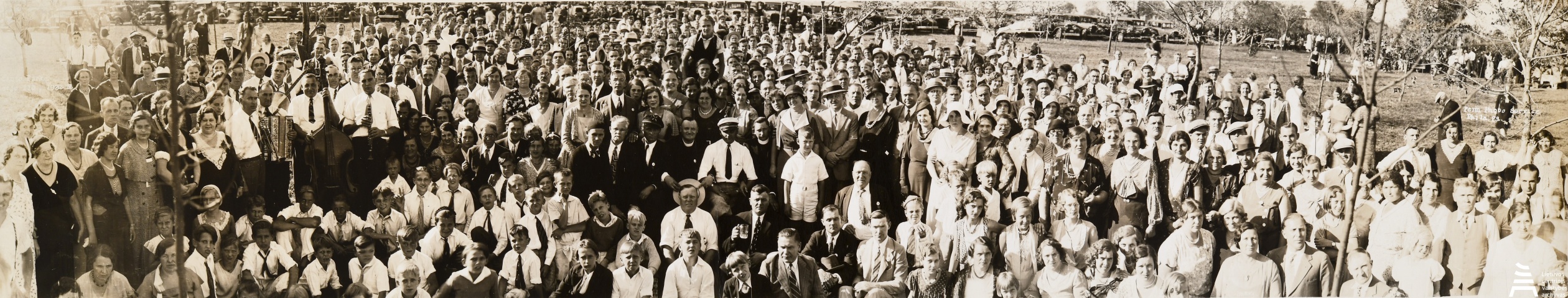 Lakūnai Steponas Darius ir Stasys Girėnas (centre) su juos palaikančia bendruomene. JAV. [1933 m.] | Lietuvos centrinio valstybės archyvo nuotr.
