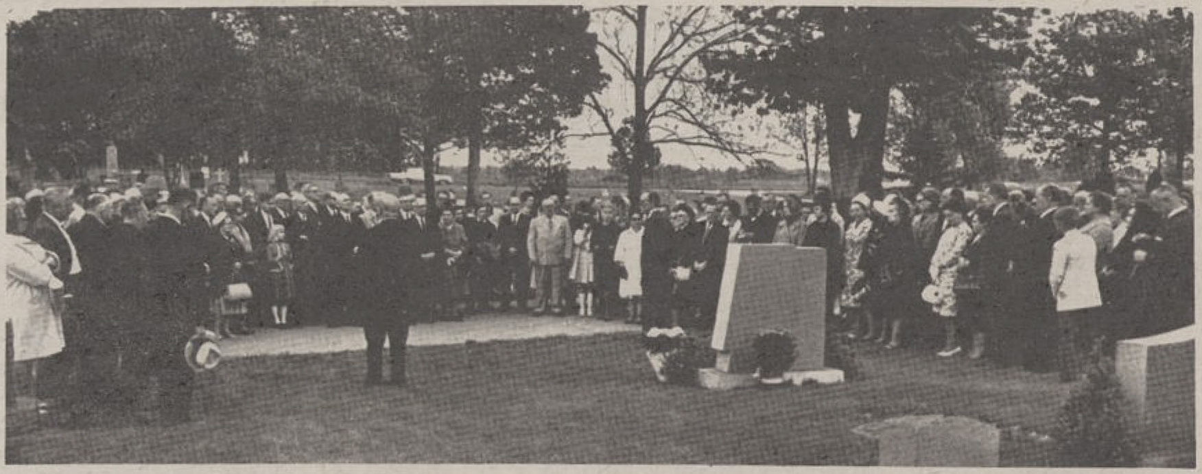 Paminklo atidengimo ceremonija Čikagos lietuvių tautinėse kapinėse, 1966 m. M. Nagio nuotrauka. Iš laikraščio „Dirva“ | Mažosios Lietuvos istorijos muziejaus nuotr.