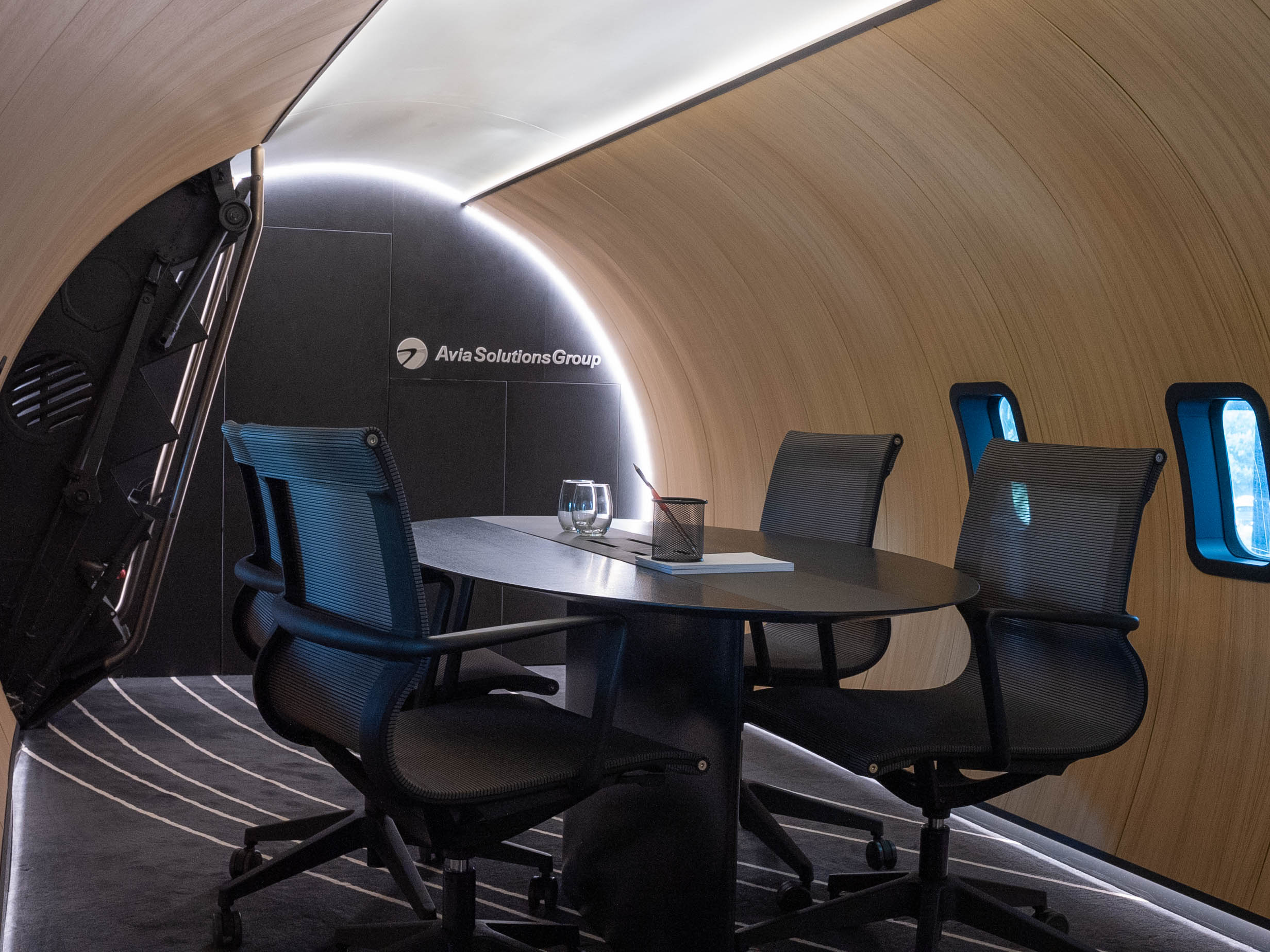 Susitikimų kambarys įrengtas tikrame verslo klasės lėktuve | aviasg.com nuotr.