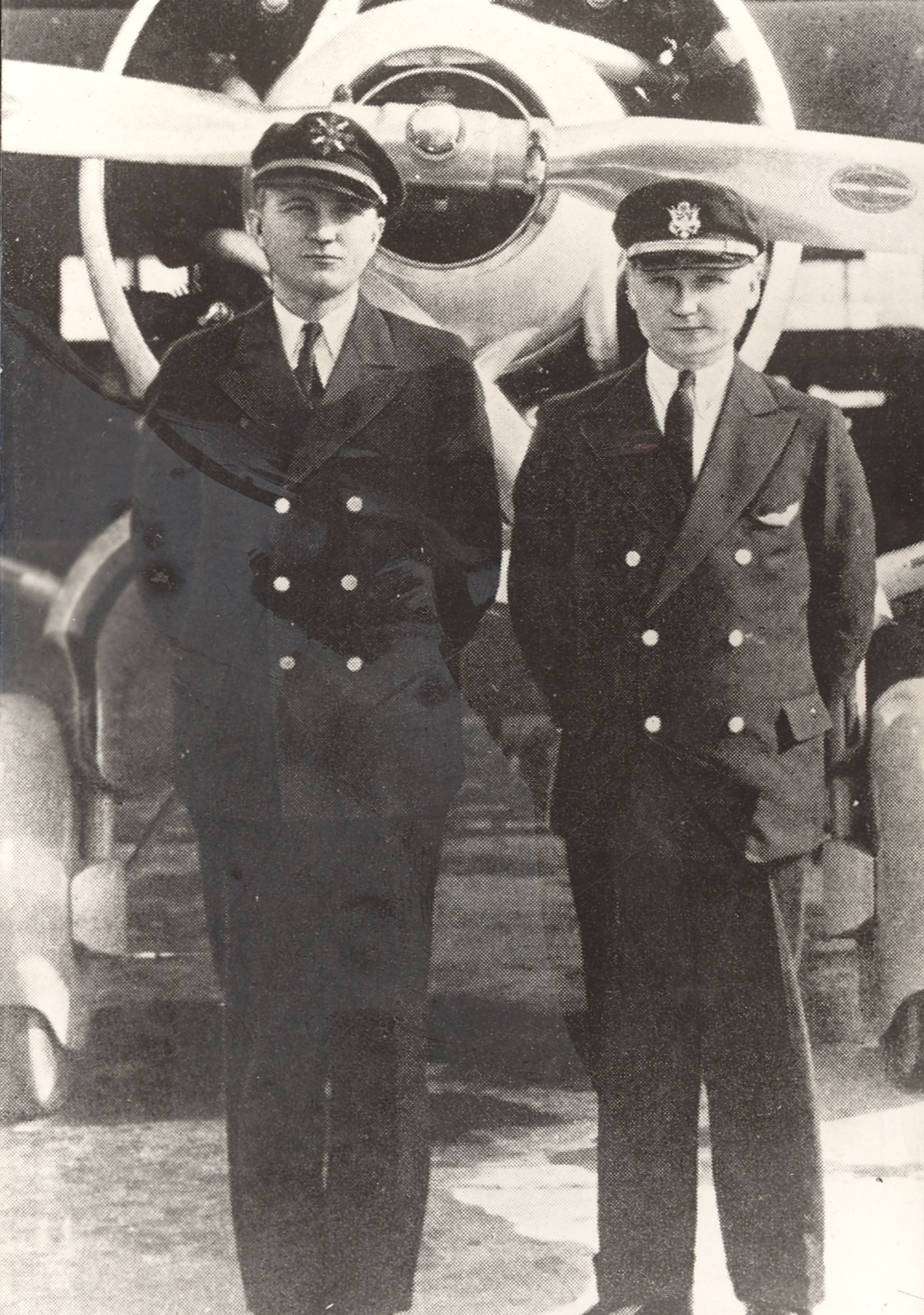 Lakūnai Steponas Darius ir Stasys Girėnas prieš skrydį Niujorke, Floydo Bennetto oro uoste. Pirmas iš dešinės S. Girėnas, antras – S. Darius. JAV, Niujorkas, 1933 m. liepos 15 d. | Vytauto Didžiojo karo muziejaus nuotr.