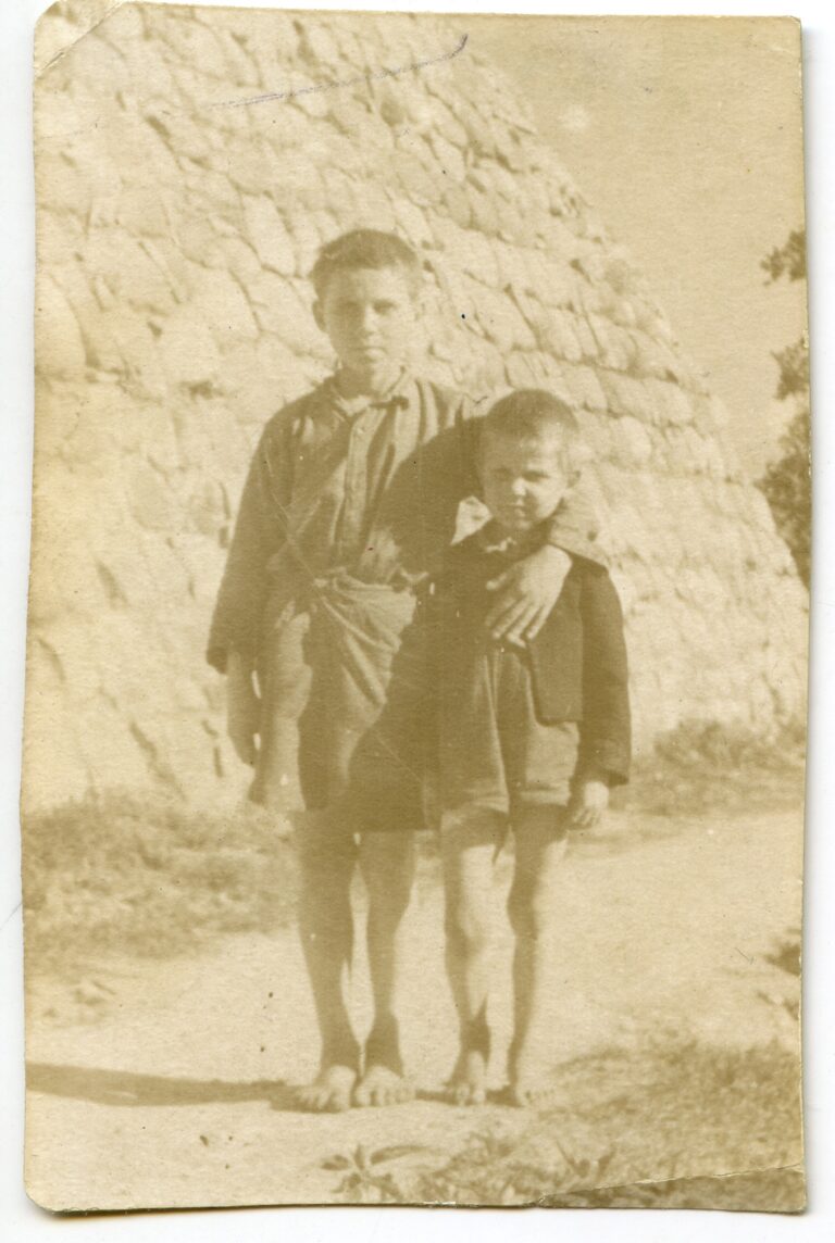 Du mažamečiai broliukai „vilko vaikai“, pabėgėliai iš Rytų Prūsijos | Okupacijų ir laisvės kovų muziejaus rinkinių nuotr.