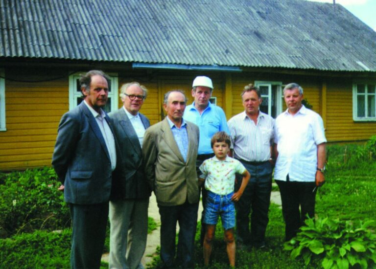 Juozo Vitkaus-Kazimieraičio sūnūs su Juozu Jakavoniu - Tigru (viduryje) jo sodyboje Kasčiūnuose | autorės asmen. nuotr,.