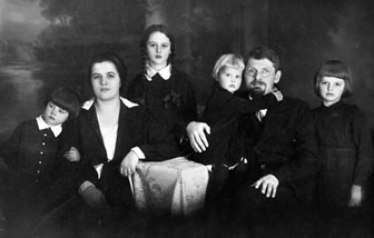 Jono Pijaus Murkos šeima: žmona Elena (antra iš kairės) ir dukros Gražvyda, Rūta, Danutė ir Laima | G. Bulotaitės asmeninė nuotr.