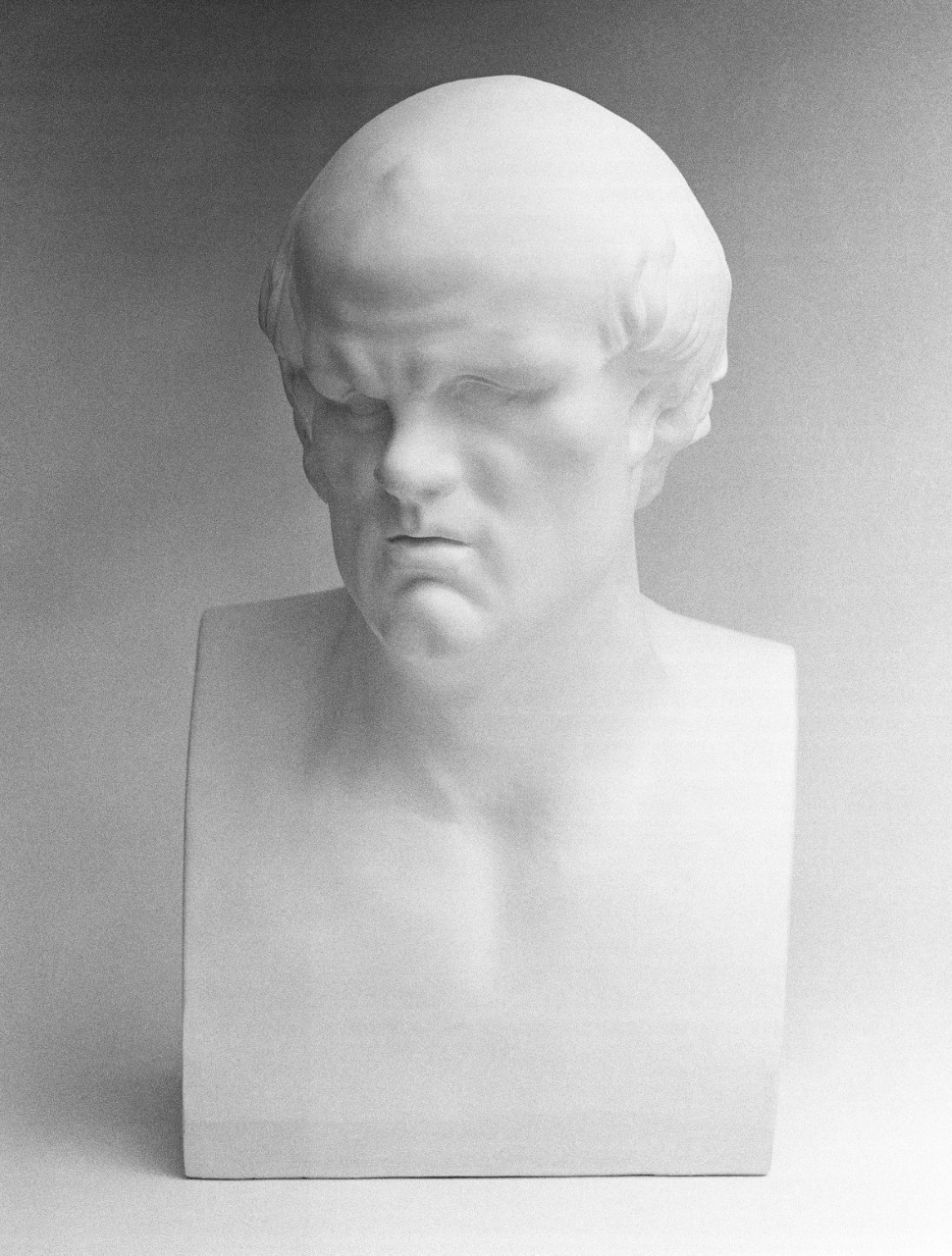 4 Arūnas Gudaitis, Gipsinis Sokrato biustas, kuriam skulptorius nuskuto barzdą, 2007, fotografija. Menininko nuosavybė | LNDM nuotr.
