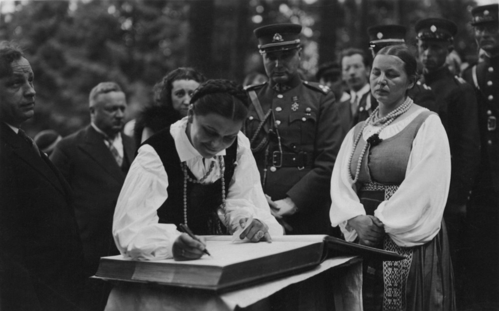 Dešinėje – E. Jankutė, kairėje – gubernatorius J. Navakas ir Klaipėdos apskr. viršininkas E. Simonaitis. 1934 | MLIM archyvo nuotr.