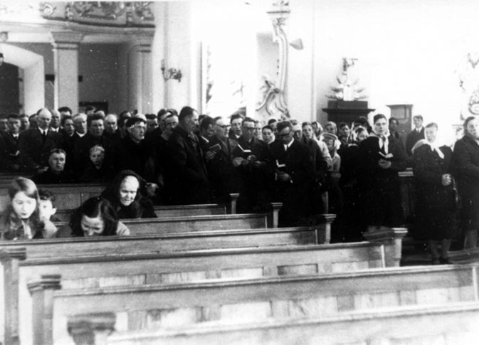 Kovotojai dėl lietuviškų pamaldų “savavališkai” meldžiasi Seinų bazilikoje | http://archyvas.punskas.pl nuotr.