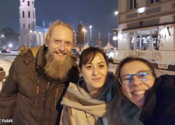Zohreh Saberi (viduryje) ką tik atvykusi į Vilnių, kartu su kolegomis iš Lietuvos – Olga Posaškova (dešinėje) ir Jonu Staseliu | Rengėjų nuotr.