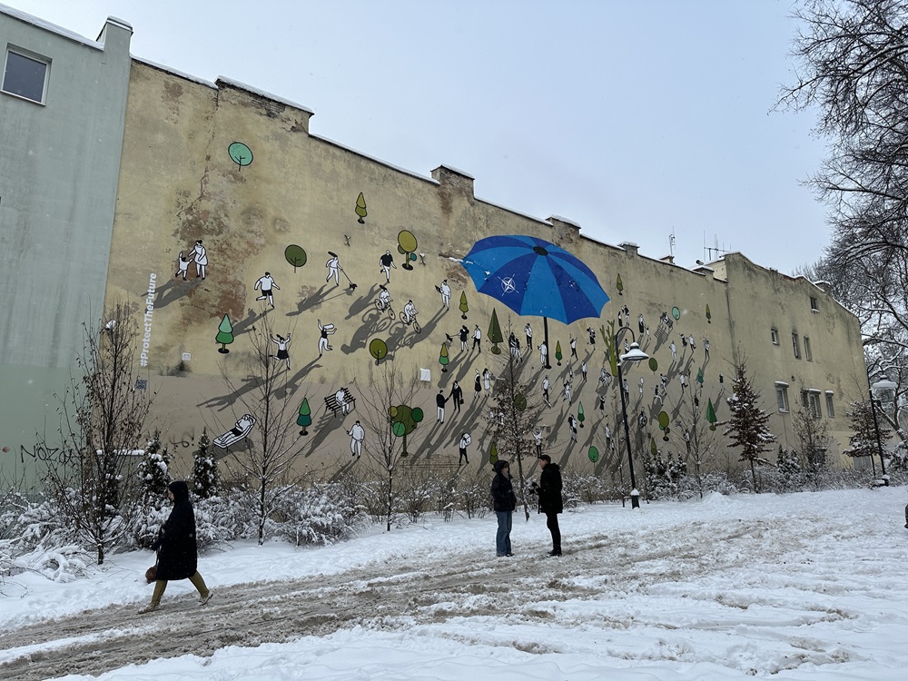 NATO 75-mečiui paminėti Vilniaus senamiestį papuošė įspūdinga menininkų freska | „23:45 agency“ nuotr.