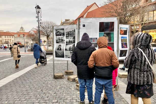 XVII tarptautinė fotožurnalistikos paroda „Vilniaus fotografijos ratas“ pasitinka šalia Vilniaus rotušės | lzs.lt nuotr.