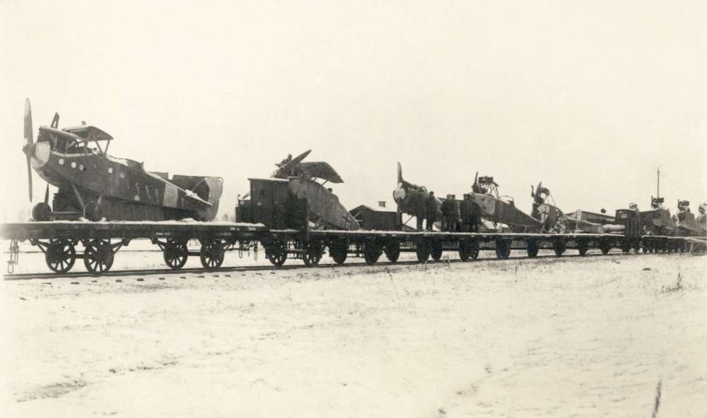 Radviliškio kautynių metu paimti bermontininkų lėktuvai gabenami į Kauną 1919 m. lapkričio mėn. | wikimedia.com nuotr.