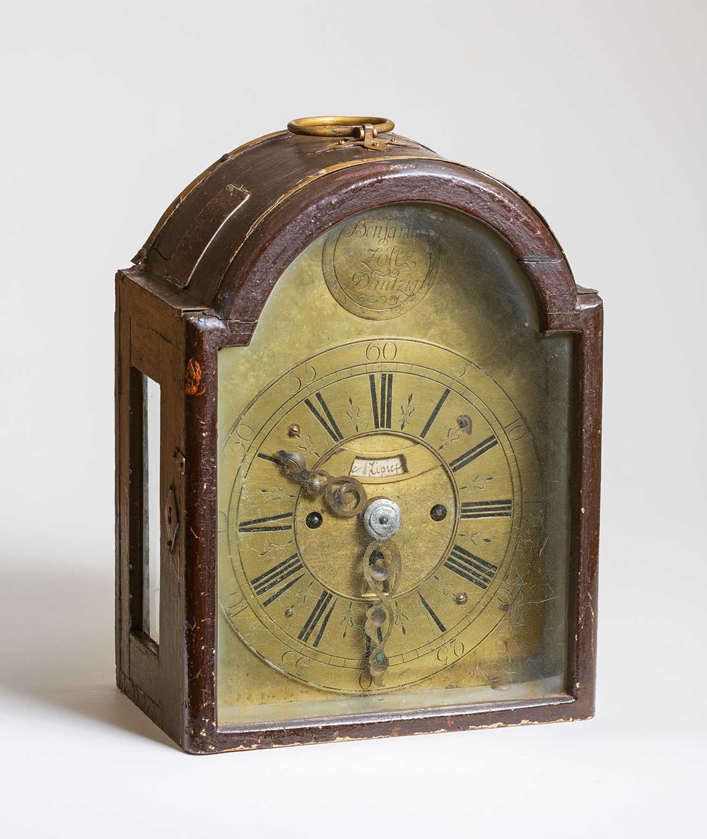 Karietinis laikrodis su kalendoriumi, pagamintas XVII a. pab. Benjamino Zolio Gdanske | LNM nuotr.