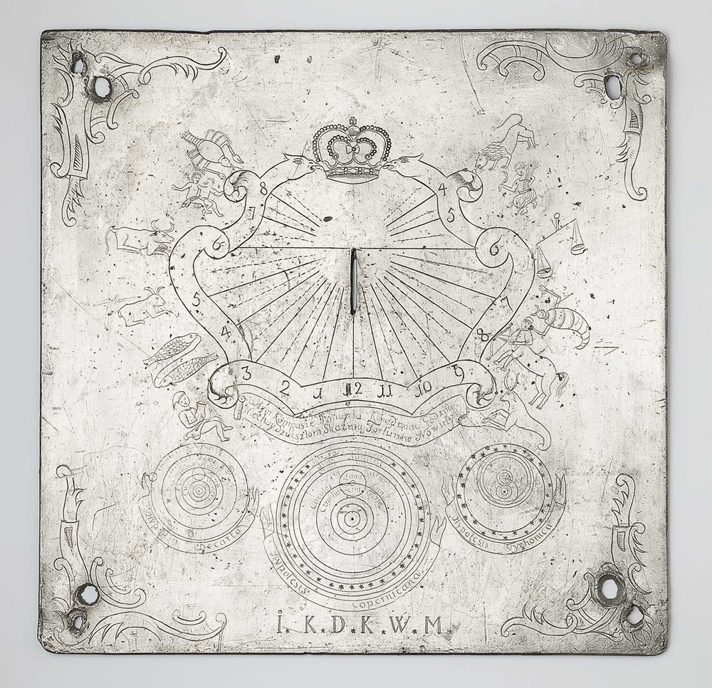 Kosmologinis saulės laikrodis su apačioje įrėžtais inicialais I.K.D.K.W.M. Lietuva, XVIII a. II p. | LNM nuotr.