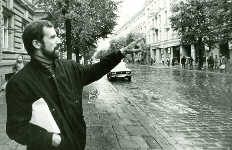 Režisierius Rimas Tuminas prie teatro pastato Gedimino pr.22 1990 | L. Valatkienės nuotr, VVMT archyvas
