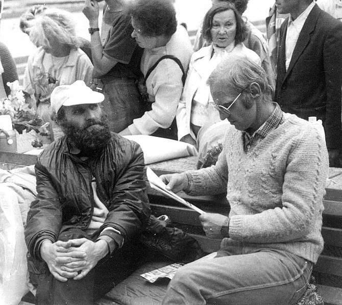 P. Cidzikas (kairėje) ir Algimantas Andreika pradėjo bado akciją, reikalaudami paleisti politinius kalinius ir išvesti iš Lietuvos okupacinę kariuomenę. Gedimino (Katedros) aikštė. Vilnius, 1988 m. rugpjūčio 20 d. | V. Kapočiaus nuotr.