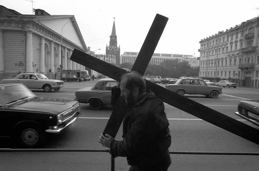 P. Cidzikas neša kryžių Maskvoje. 1990 m. rugsėjo 12 d. Zenono Nekrošiaus nuotrauka |  Bernardinai.lt nuotr.