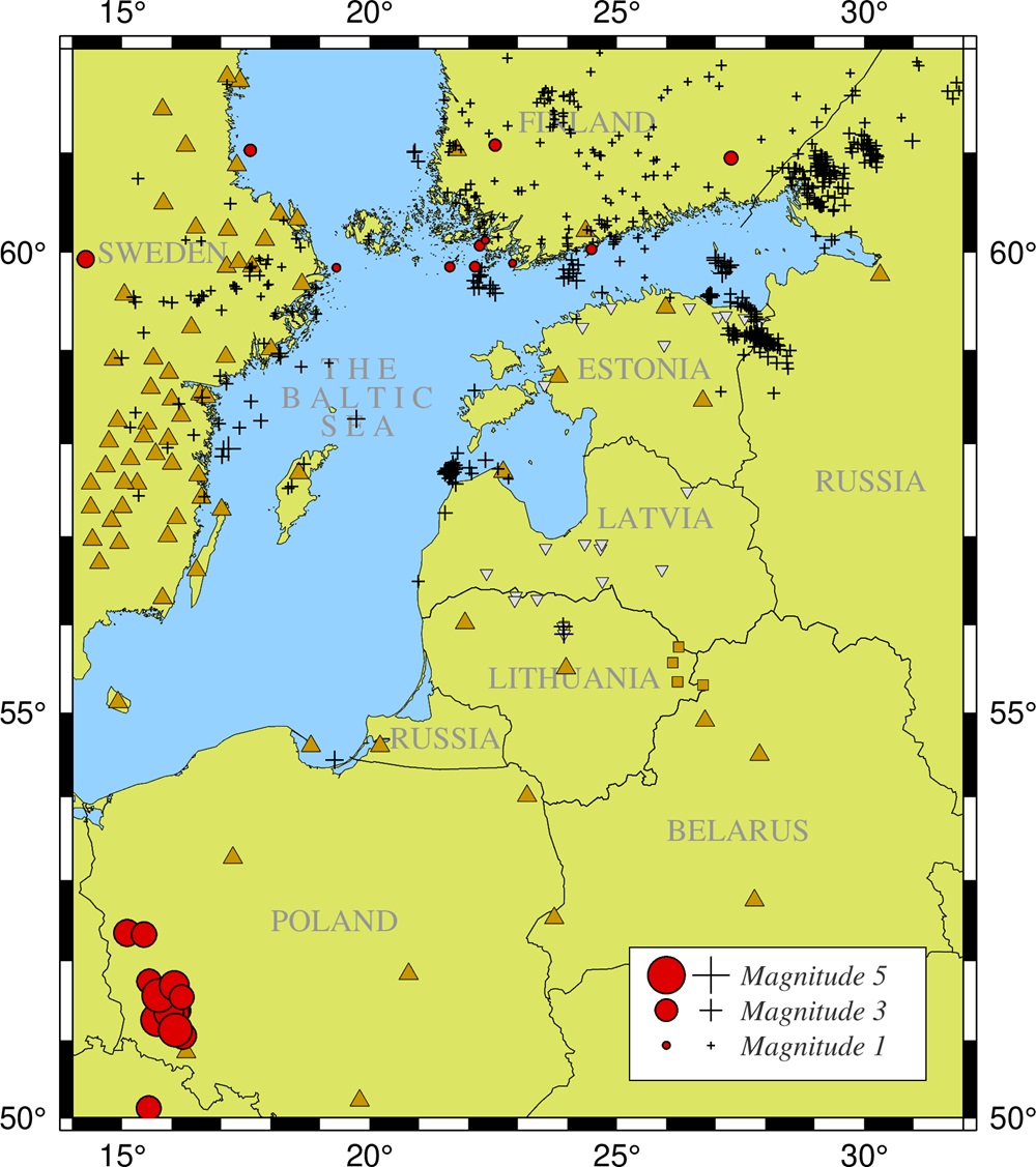 2023 m. LGT užregistruotų vietinių seisminių įvykių žemėlapis. Oranžiniai trikampiai žymi plataus diapazono seisminių stebėjimų stotis, oranžiniai kvadratai – trumpo periodo seisminės stotys, apversti pilki trikampiai – karjerai, kuriuose vykdomi sprogdinimo darbai, raudoni apskritimai – žemės drebėjimai, kryžiai – sprogdinimai | am.lrv.lt nuotr.
