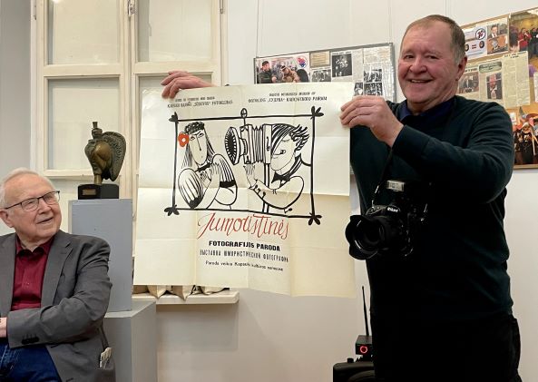 Fotografas Romas Vilčinskas išsaugojo pirmosios parodos plakatą | J. Lenkučio nuotr.