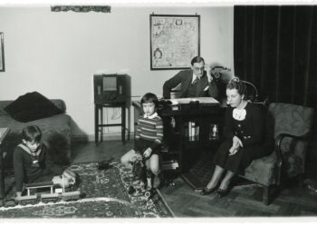 Užsienio reikalų ministras Stasys Lozoraitis su žmona Vincenta ir sūnumis Stasiu (kairėje) bei Kaziu darbo kabinete, 1935 m. sausis | M. Smečechausko nuotr.