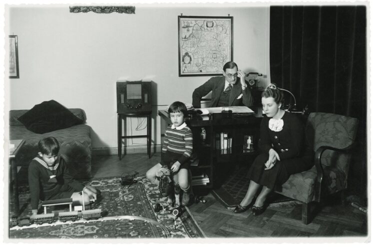 Užsienio reikalų ministras Stasys Lozoraitis su žmona Vincenta ir sūnumis Stasiu (kairėje) bei Kaziu darbo kabinete, 1935 m. sausis | M. Smečechausko nuotr.