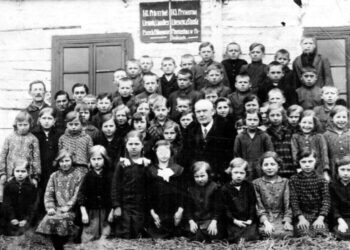 Paliūnų mokykla, įrengta ūkininko Budzeikos gyvenamajame name 1930 m. Viduryje sėdi mokytojas V. Vaicekauskas, kairėje stovi Antanas Tumelis | punskas.pl nuotr.