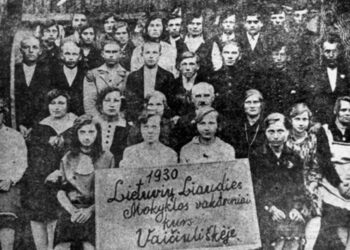 LKD Vaičiuliškių skyriaus vakarinių kursų grupė su mokytoju V. Dubausku. 1930 m. | punskas.pl nuotr.