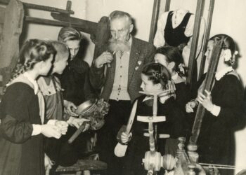 Keliautojas, kraštotyrininkas, mokytojas L. Alseika su moksleiviais apžiūri mokinių surinktus eksponatus Klaip. kraštotyr. muziejuje. Apie 1958 m. | Nežinomo aut. nuotr.
