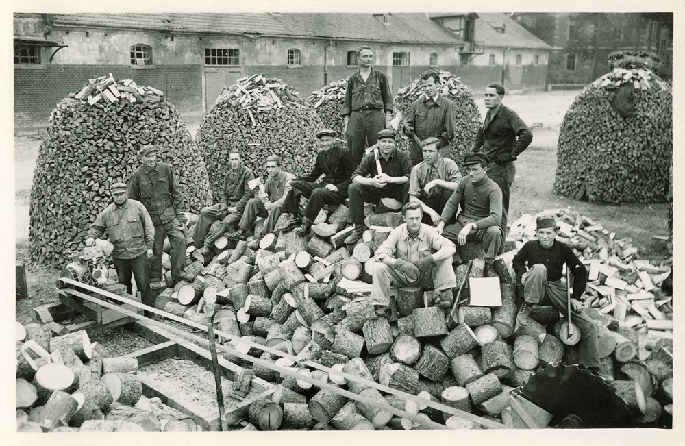 Ansbacho stovyklos lietuviai ruošia malkas. 1946-1948 m. | J. Gaidys,  LNM nuotr.