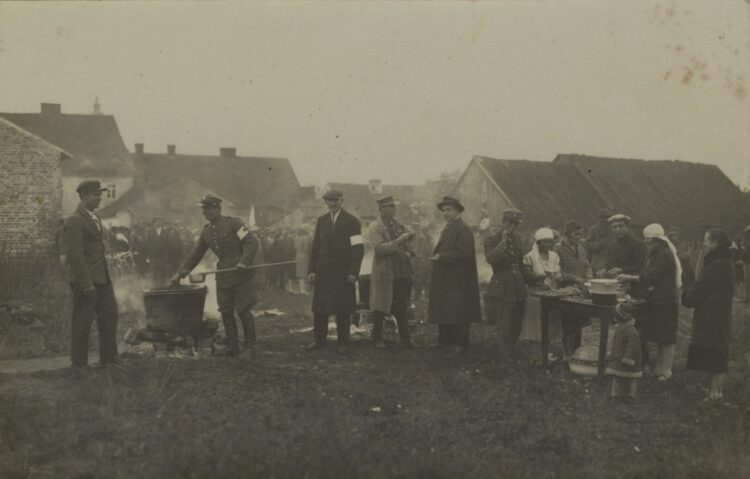 Šauliai verda sriubą lauko virtuvėje. 1934 m. birželio 10 d. | Lietuvos nacionalinio muziejaus nuotr.