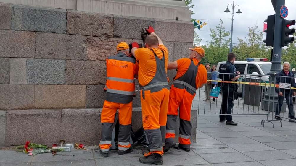 Birželio 23 d. Vilniaus miesto savivaldybė, pasitelkusi policiją,  išniekino generolo Kazio Škirpos atminimą | Alkas.lt nuotr.