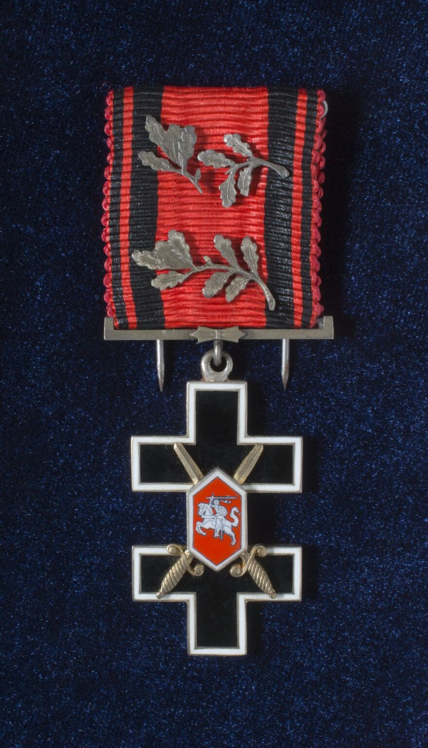  Vyčio Kryžiaus IV-ojo laipsnio ordinas, kuriuo buvo apdovanotas dviejų Vyčio Kryžių kavalierius ats. plk. ltn. Kazimieras Mackevičius (1884–1947). XX a. 4 deš. | voruta.lt nuotr.