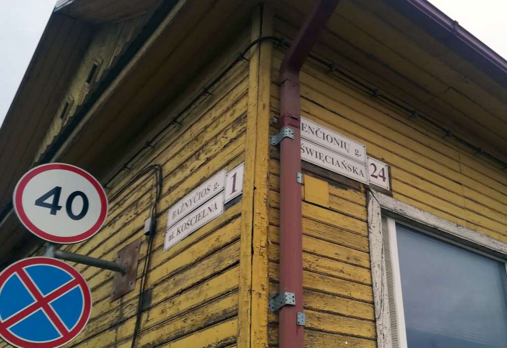 Neteisėti gatvių pavadinimai nevalstybine kalba Nemenčinėje 2024 m. | Alkas.lt, J. Vaiškūno nuotr.