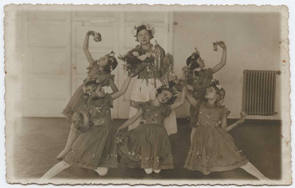 „Angelaičių“ organizacijos šokėjos pradžios mokykloje. Fone matosi tuo metu modernus sprendimas – centrinis šildymas. 1937 m. | LNM nuotr.