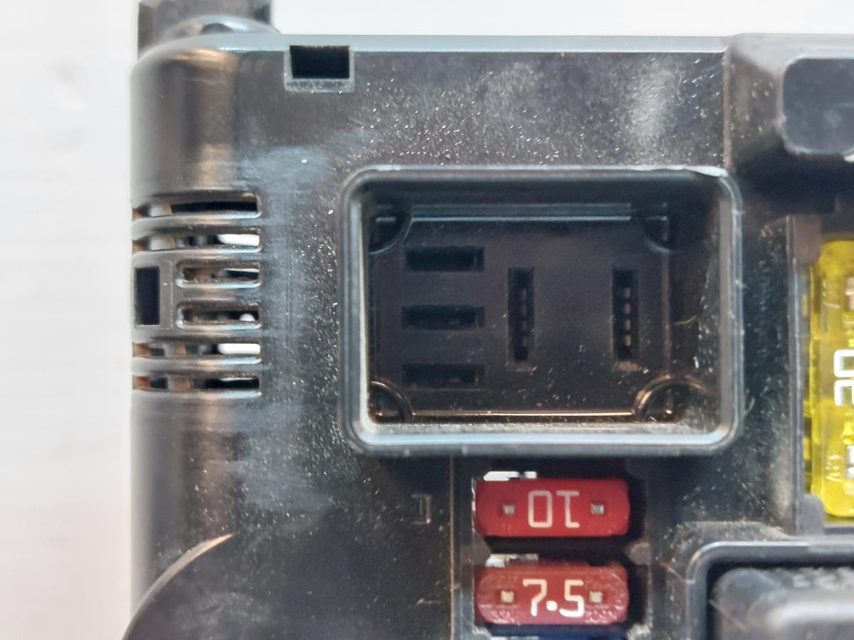 Caixa fusíveis da bateria BMW 5 (F10) Imagem-1