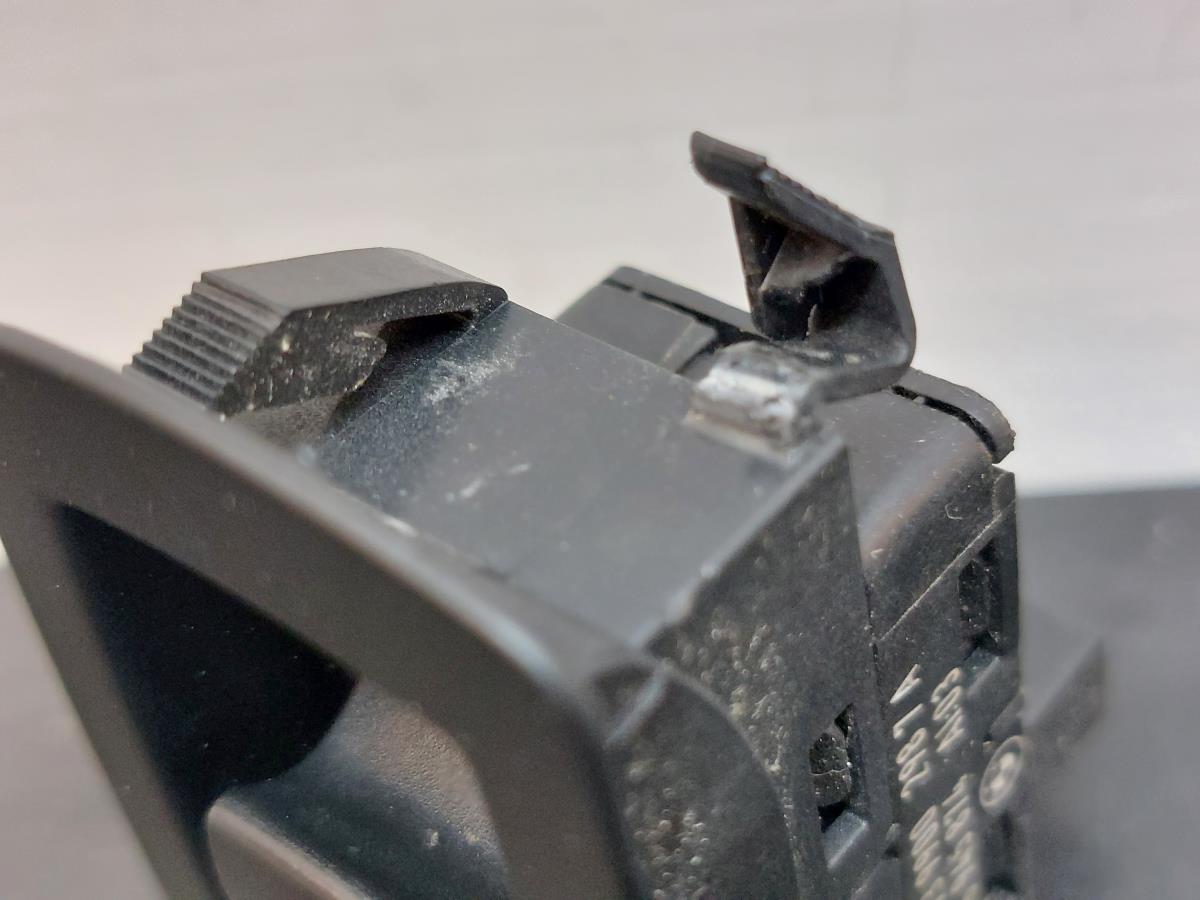 Comando / interruttore alzacristallo anteriore destro BMW 1 (E87) Imagem-1