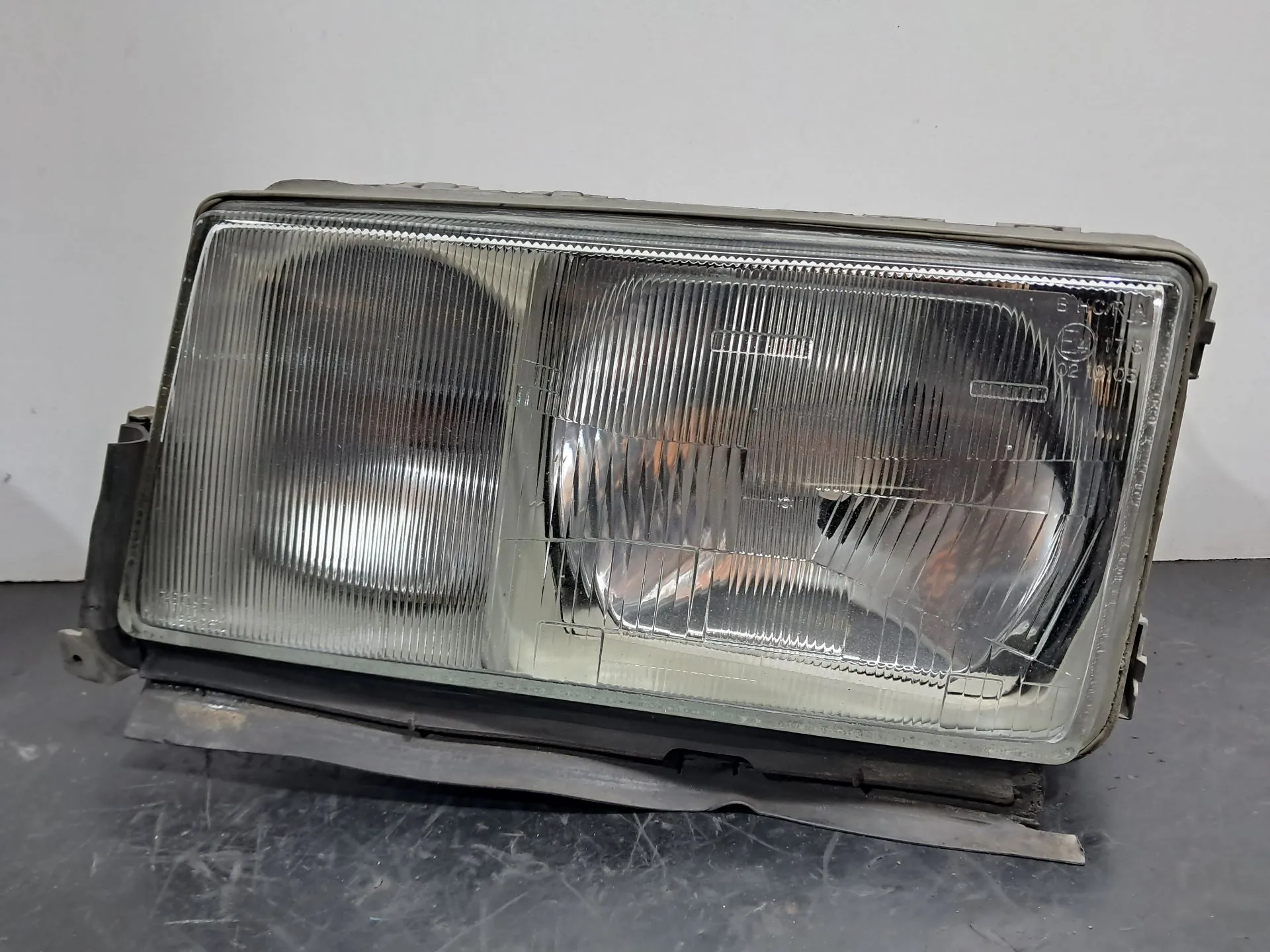 Ótica / farol esquerda MERCEDES-BENZ Classe E (W124)