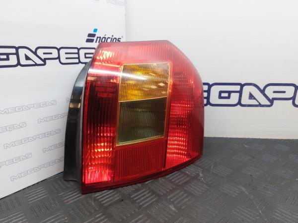 Right Tail light TOYOTA Corolla Hatchback (_E12_) Imagem-1