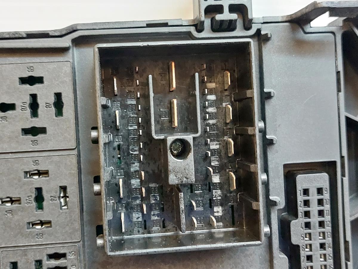 Caja fusibles / SAM / BSI SAAB 9-3 Station Wagon (YS3F) Imagem-1